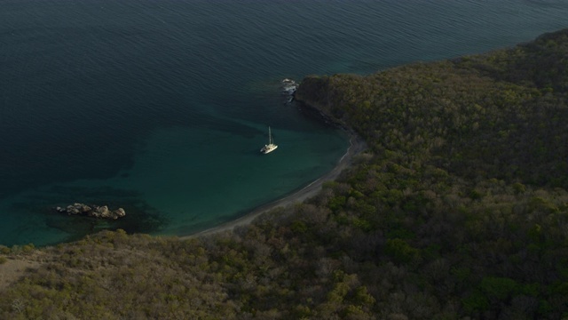 格林纳达Carriacou附近海湾/ Anse La Roche湾的双体船鸟瞰图视频素材