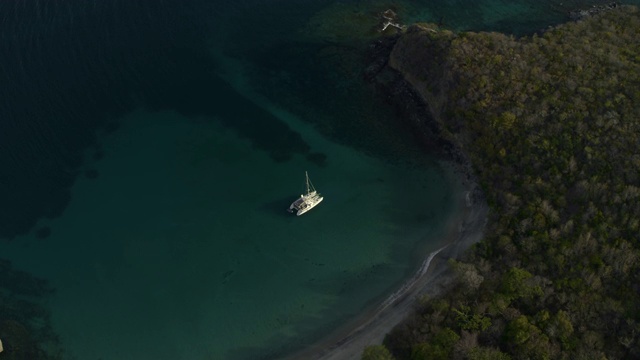 航拍放大到格林纳达Carriacou海岸附近的海湾/ Anse La Roche海湾的双体船视频素材