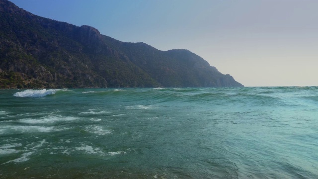 土耳其穆格拉美丽的伊豆津海滩和海浪。视频素材