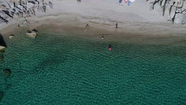 Fava海滩鸟瞰图和小海滩的小天堂位于vourvouou在Chalkidiki，希腊视频素材