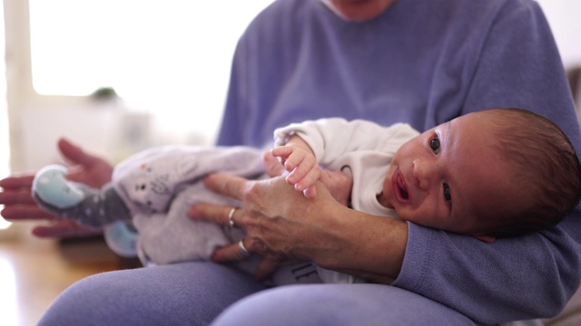 祖母照顾新生婴儿视频素材