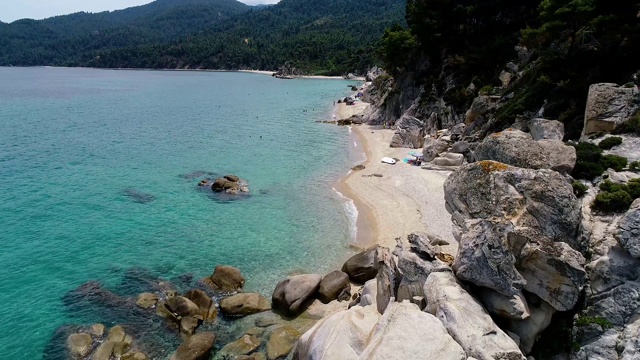 Fava海滩鸟瞰图和小海滩的小天堂位于vourvouou在Chalkidiki，希腊视频素材