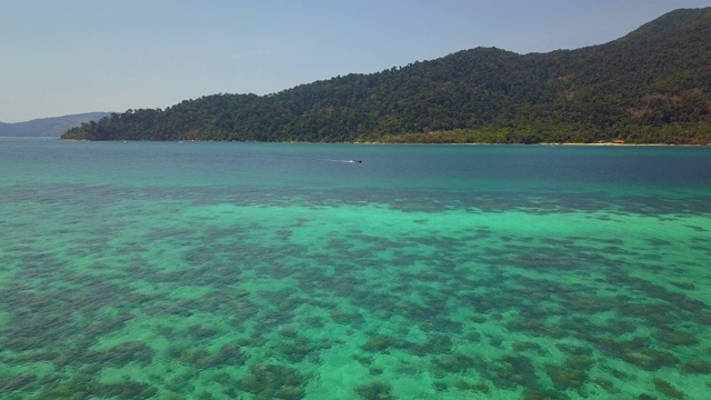 鸟瞰图的长尾船是航行在翡翠海上。安达曼海视频素材