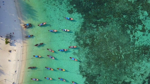 鸟瞰图，夏日五彩缤纷的海景，船和热带海滩视频素材