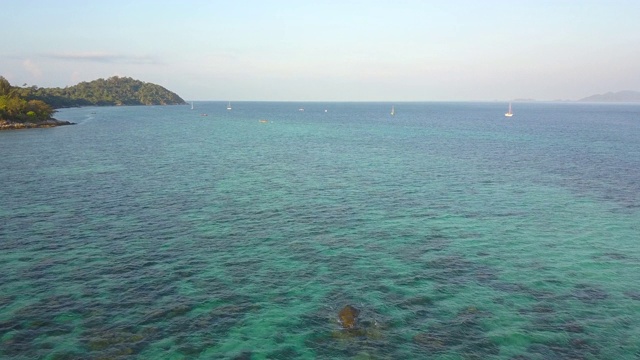 鸟瞰图，夏季热带岛屿丰富多彩的海景。安达曼海视频素材