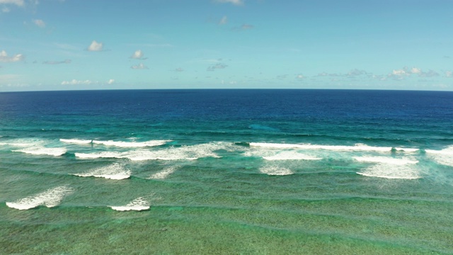 海浪冲击着珊瑚礁视频素材