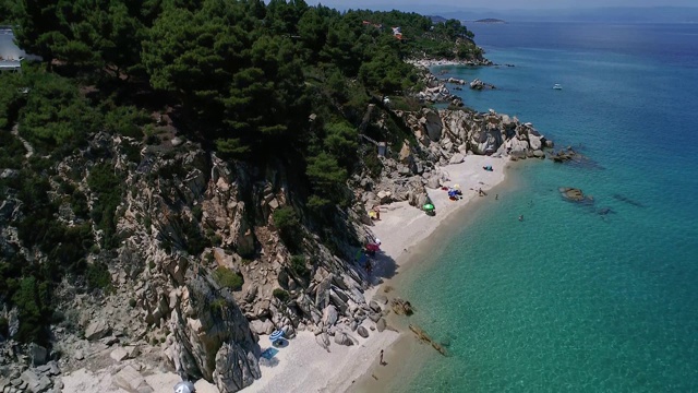 Fava海滩鸟瞰图和小海滩的小天堂位于vourvouou在Chalkidiki，希腊视频素材