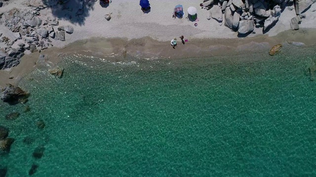 Fava海滩鸟瞰图和小海滩的小天堂位于vourvouou在Chalkidiki，希腊视频素材