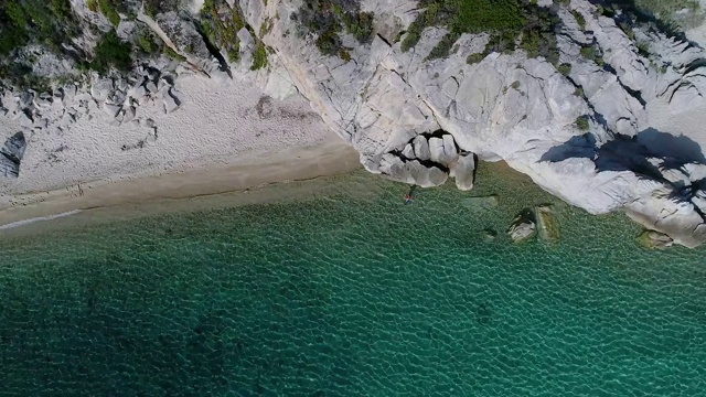 Fava海滩鸟瞰图和小海滩的小天堂位于vourvouou在Chalkidiki，希腊视频素材