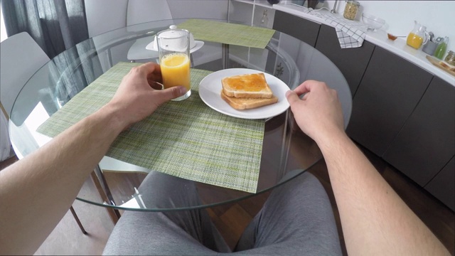 男人在家准备和吃早餐的视频视频素材