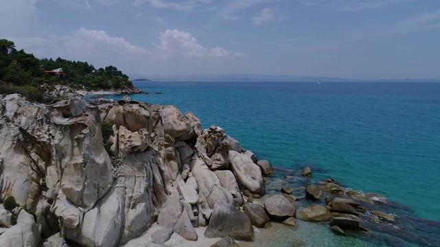 Fava海滩鸟瞰图和小海滩的小天堂位于vourvouou在Chalkidiki，希腊视频素材