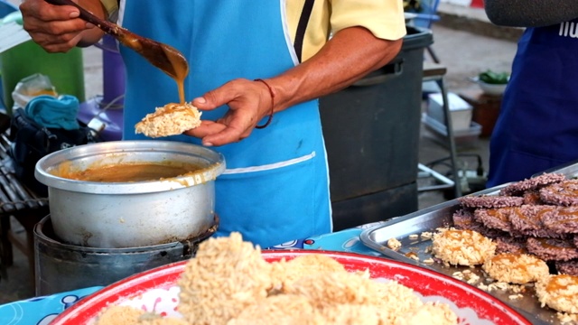 正宗的传统泰国甜品泡芙米饼。泰国菜。泰国传统甜点。街头食品市场视频素材