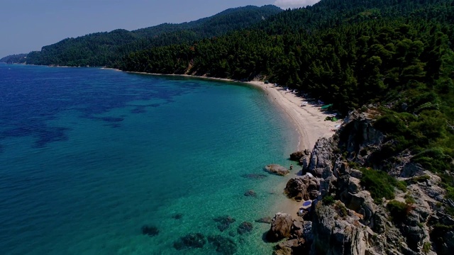 Fava海滩鸟瞰图和小海滩的小天堂位于vourvouou在Chalkidiki，希腊视频素材