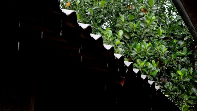 下雨了，雨水从屋顶流下来视频素材