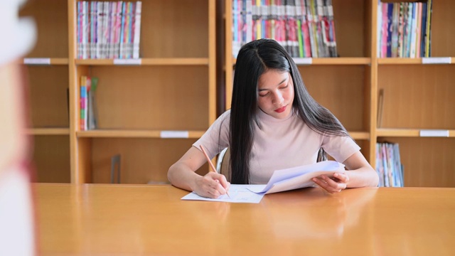 学生们在大学教室里参加考试。视频素材