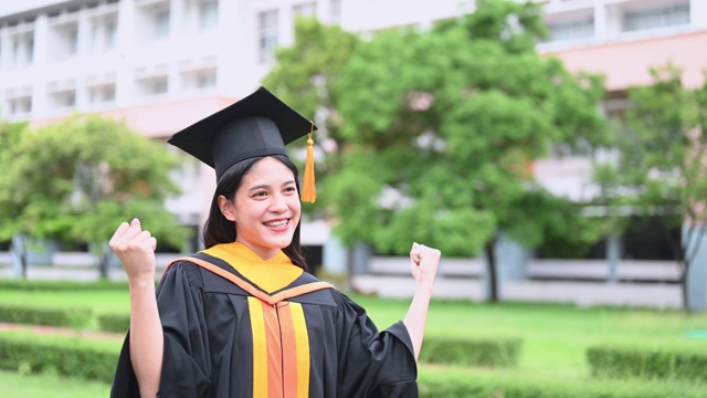 女毕业生庆祝大学毕业日视频素材