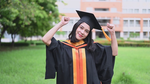 女毕业生庆祝大学毕业日视频素材