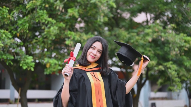 女毕业生庆祝大学毕业日视频素材