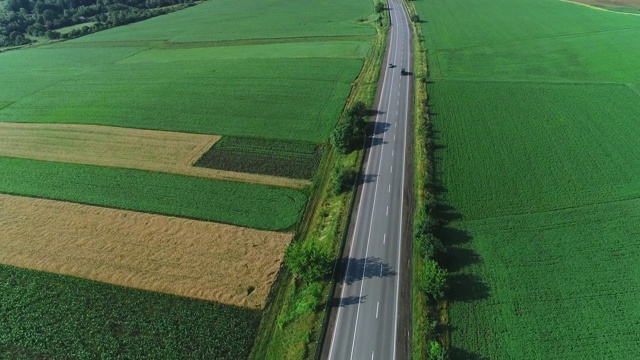 慢镜头汽车在风景如画的地区高速公路上行驶。4 k。视频素材