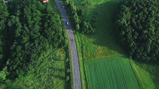 汽车和卡车在公路上行驶。4 k。视频素材