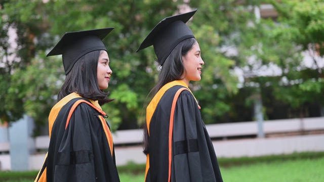 女毕业生庆祝大学毕业日视频素材