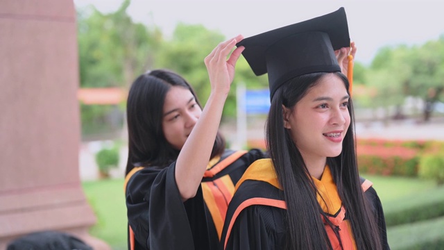 女毕业生庆祝大学毕业日视频素材