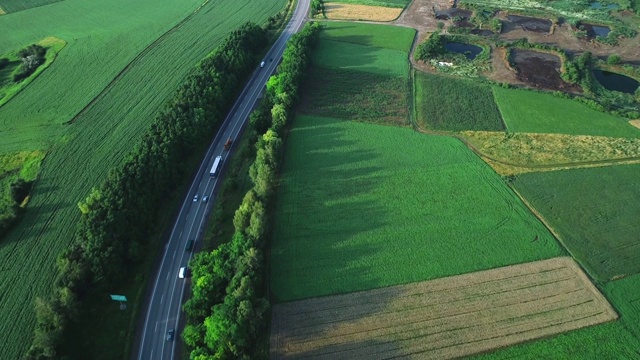 慢镜头汽车在风景如画的地区高速公路上行驶。4 k。视频素材