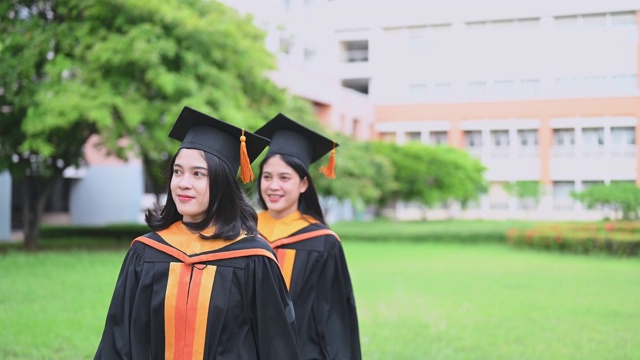 女毕业生庆祝大学毕业日视频素材