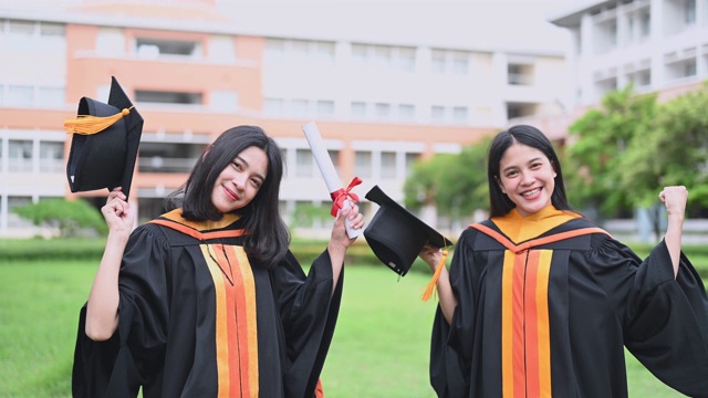 女毕业生庆祝大学毕业日视频素材