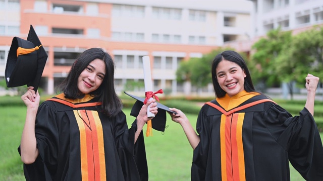 女毕业生庆祝大学毕业日视频素材