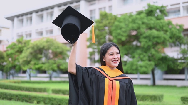 女毕业生庆祝大学毕业日视频素材