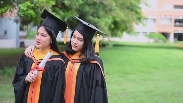 女毕业生庆祝大学毕业日视频素材