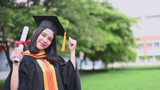 女毕业生庆祝大学毕业日视频素材