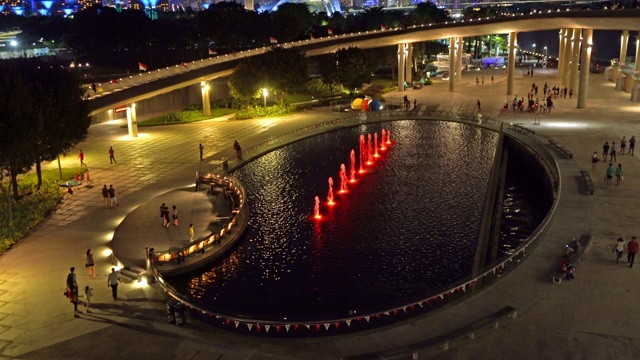 滨海堤坝。新加坡市中心的夜景。亚洲科技智慧城市的金融区和商业中心。摩天大楼和高层建筑。视频素材