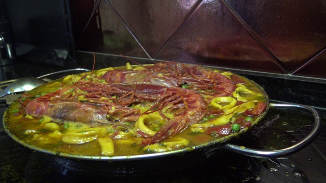 烹饪海鲜饭，典型的西班牙美食视频素材