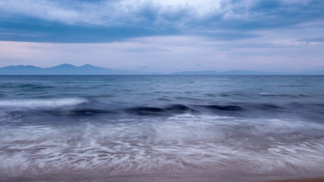 延时:美丽的海滩与岛屿背景。4k分辨率。视频素材