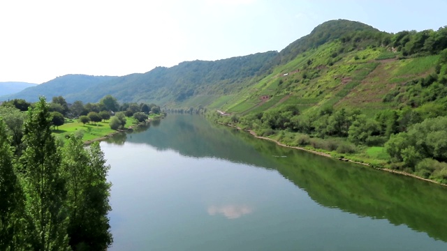 摩泽尔河景观与山丘和葡萄园周围的村庄布鲁蒂格。德国视频素材