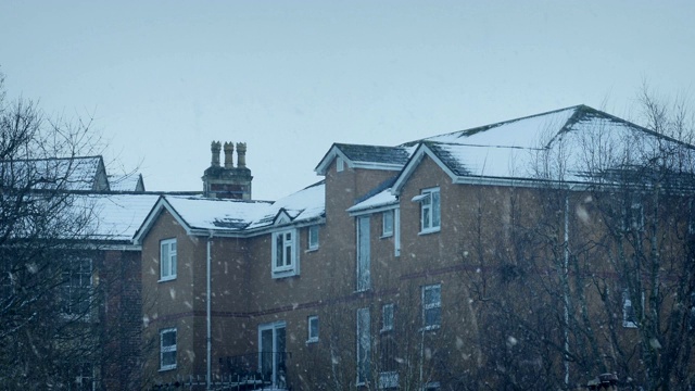 冬天下雪的公寓楼视频素材