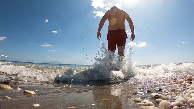 准备出海探险视频素材