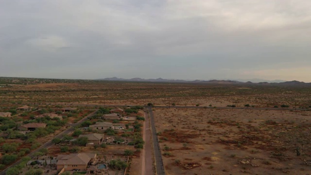 一架无人机在道路上空快速靠近地面视频素材