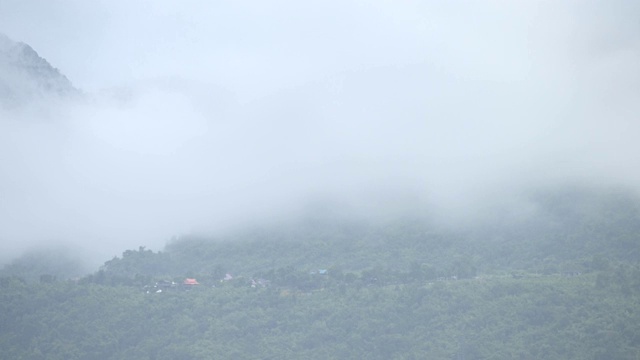 国家公园的山与雾在雨季的风景视频素材