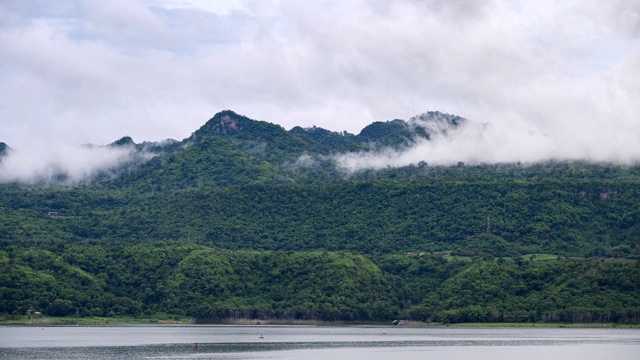 国家公园的山与雾在雨季的风景视频素材