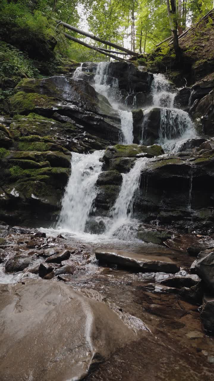 carpatan瀑布屎坑，垂直视频视频素材