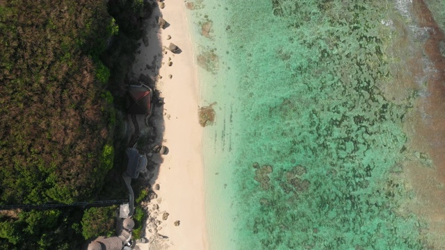 热带海滩与绿松石水晶海洋。巴厘岛鸟瞰图视频素材