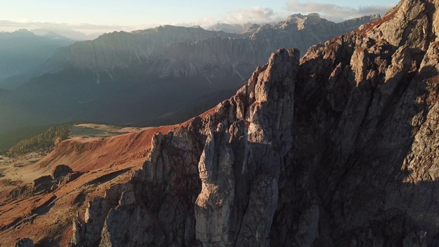 Putia Sass /Peitlerkofel的日出。我送草药。Dolomites视频素材