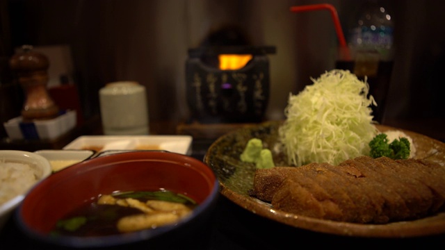 4K美味炸酥脆牛肉加味噌。日本料理餐厅视频素材