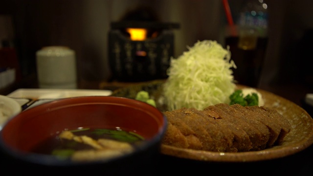 4K美味炸酥脆牛肉加味噌。日本料理餐厅视频素材