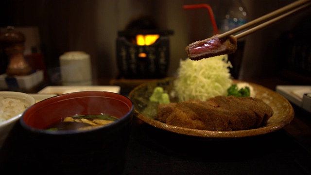 4K美味炸酥脆牛肉加味噌。日本料理餐厅视频素材