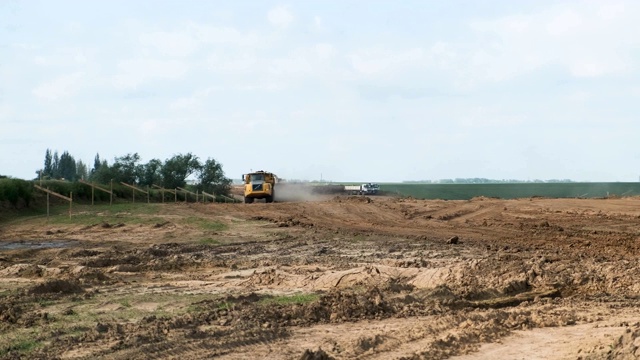 公路建设通过农业景观重型机械视频素材