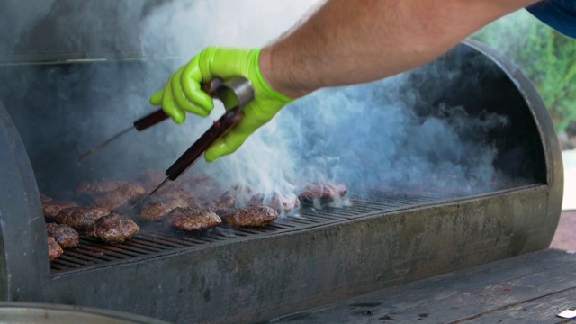 火焰汉堡肉视频素材